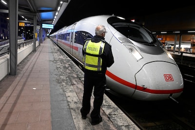 Gemaskerde man gooit met vuurwerkbommen in Duitse trein