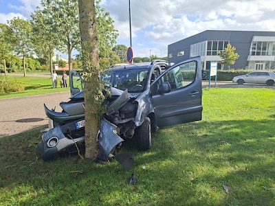 Auto crasht tijdens achtervolging in Zevenaar, bestuurder slaat op de vlucht