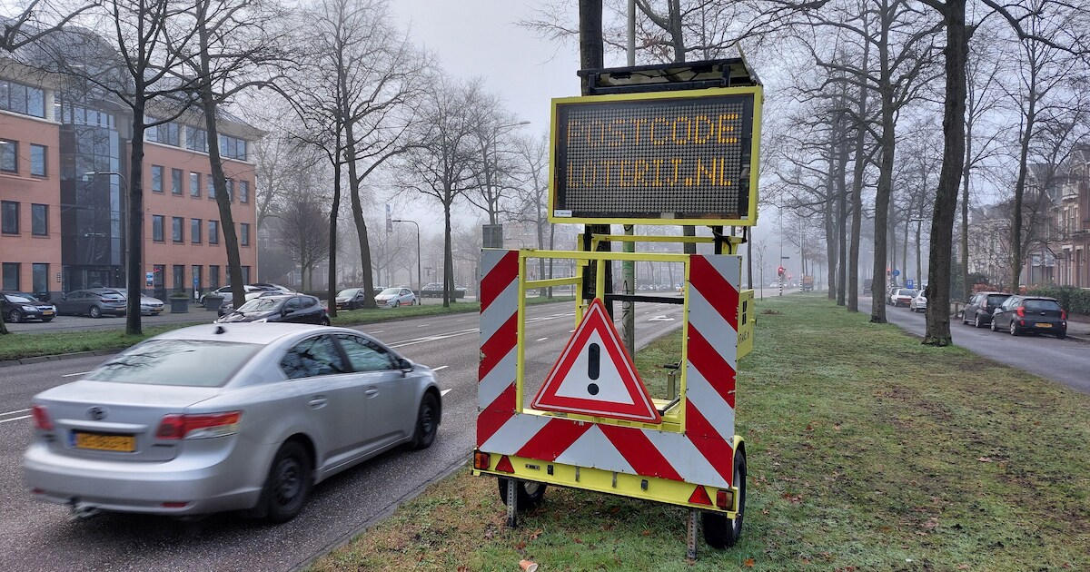 Blunder van de Postcodeloterij: tekstkarren met advertenties staan ...
