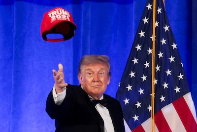 Trump maakt grap over twerken en hint op verkiezingen 2028 tijdens correspon­den­ten­di­ner