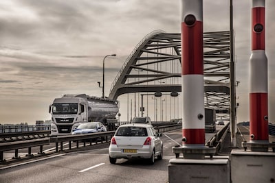 Merwedebrug dicht voor vrachtwagens, brugconstructie niet veilig