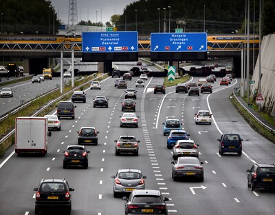 Zoon houdt zijn adem in op ring A10, met zijn 94-jarige vader achter het stuur