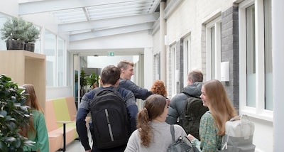 Jongeren mijden bewust vaak nieuws en daar zou verandering in moeten komen door het studentenabonnem