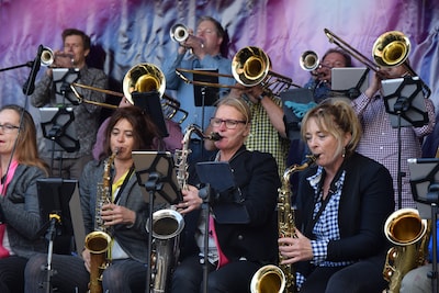 Saxofoonklanken vullen bibliotheek Dieren