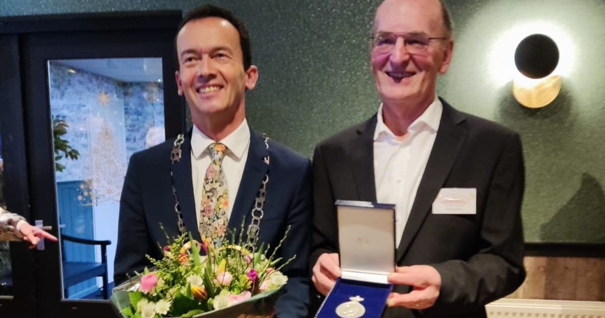 Zaal vol ouderen valt stil als burgemeester met verrassing komt. ‘Dit betekent echt veel voor ze’