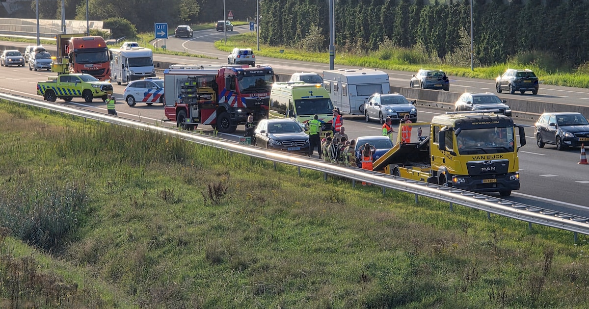Bestuurder op de vlucht na botsing op de A12, politiehelikopter ingezet