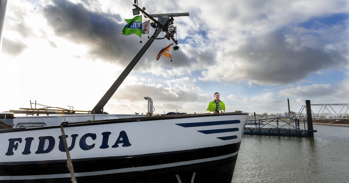Historisch moment voor Arie (58) als eerste schipper in de nieuwe haven ...