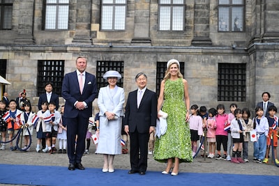 Koningspaar verwelkomt keizer Naruhito en keizerin Masako op de Dam, Máxima verschijnt in nieuwe jurk