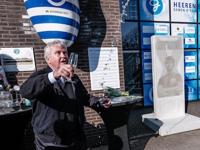 De Graafschap verrast Guus Hiddink met standbeeld en benoeming tot erelid: ‘Brengt me een beetje in verlegenheid’