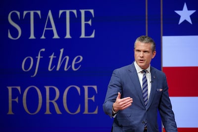 Defensieminister Hegseth gaat compleet los: vuurpeloton, testosteronchecks en oorlog tegen ‘woke’