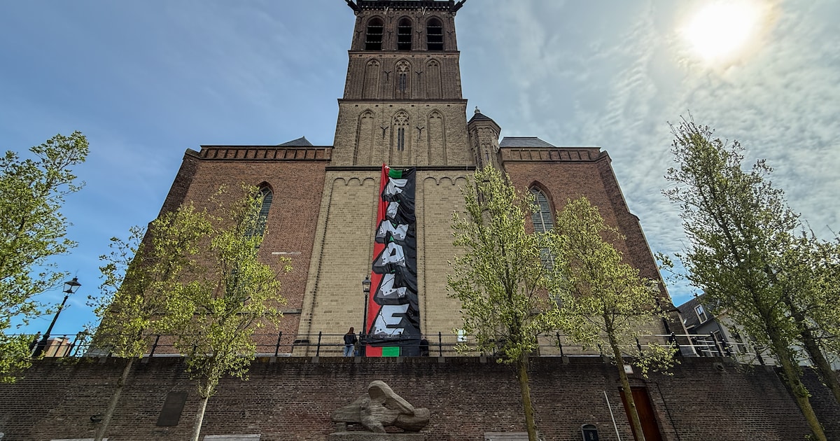 Gigantische NEC-vlag aan Sint Stevenstoren: ‘Alsof je een zeilschip aan de toren hangt’