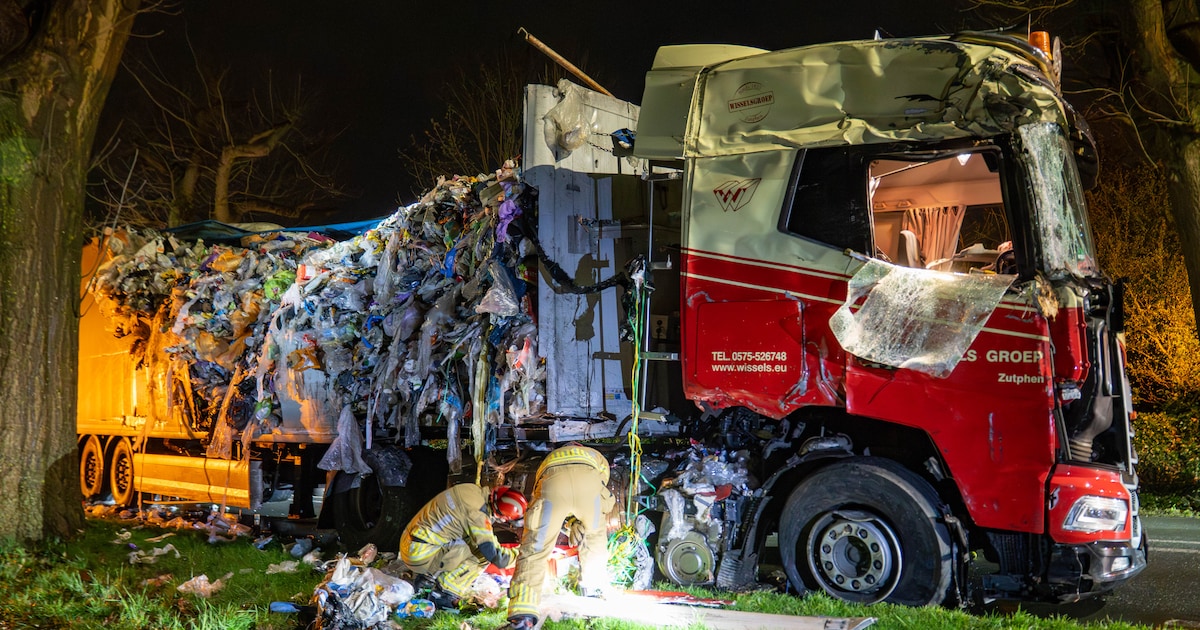 Opengereten vrachtauto zorgt voor ravage: weg bij Epse bezaaid met vuilnis