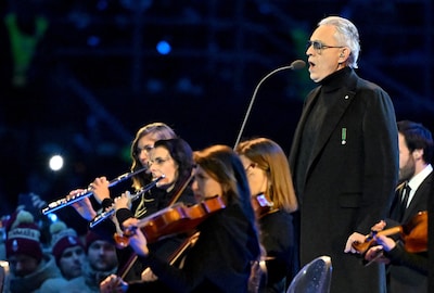 Andrea Bocelli ontroert tijdens openingsceremonie Winterspelen: ‘Hoogtepunt van de avond’