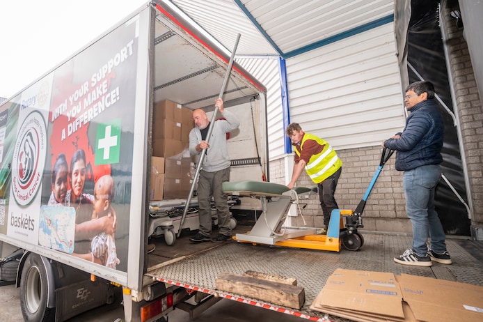 Vrachtwagen vol hulpgoederen van Motalib en Govert Sweep vernietigd bij ...