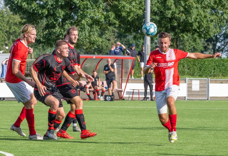 Vorig jaar won Volharding nog van JVC: Sjors Broenland (rechts) en Jordie van der Laan wilden revanche.  
