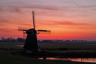 Wacht nog even met het wassen van je auto: Saharastof komt vanmiddag onze kant op