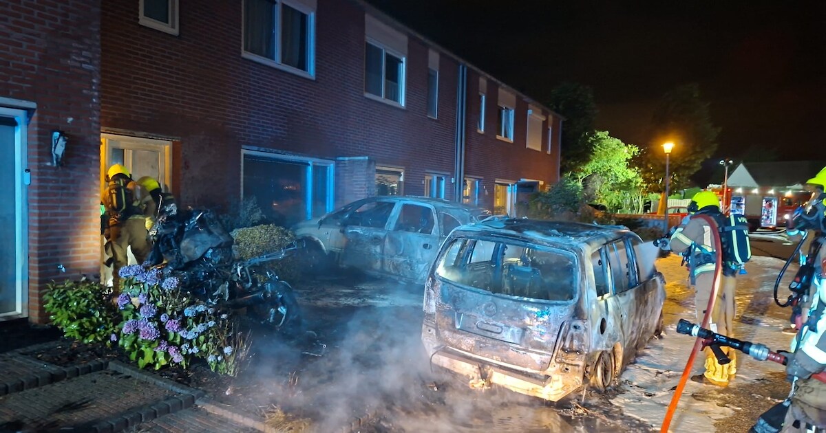 Ravage na brand in woonwijk in Velden: meerdere auto's in brand