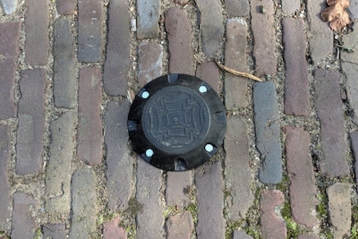 Mysterie opgelost: dit doen die zwarte schijven op Nijmeegse parkeerplaatsen