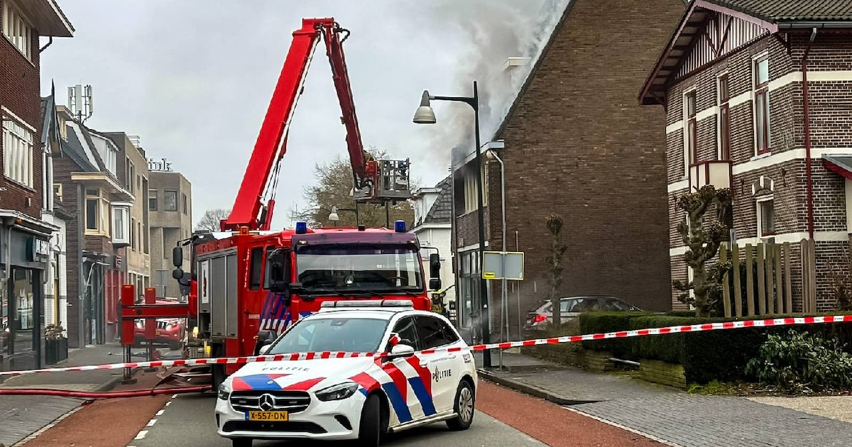 Grote brand slaat door naar dak van woning in Apeldoorn