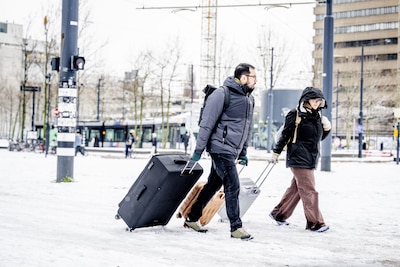 LIVE sneeuw | Sneeuwval ontwricht Nederland: veel minder ov en streep door tentamens en rij-examens