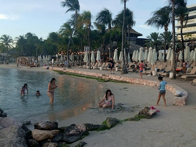 Onder de palmbomen van Curaçao gaat het over oorlog: ‘Als het echt gevaarlijk wordt, word je wel teruggehaald’