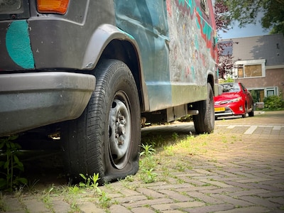 Bandenprikker trekt spoor van vernieling in Ondiep: in één nacht zeker achttien autobanden lek gesto