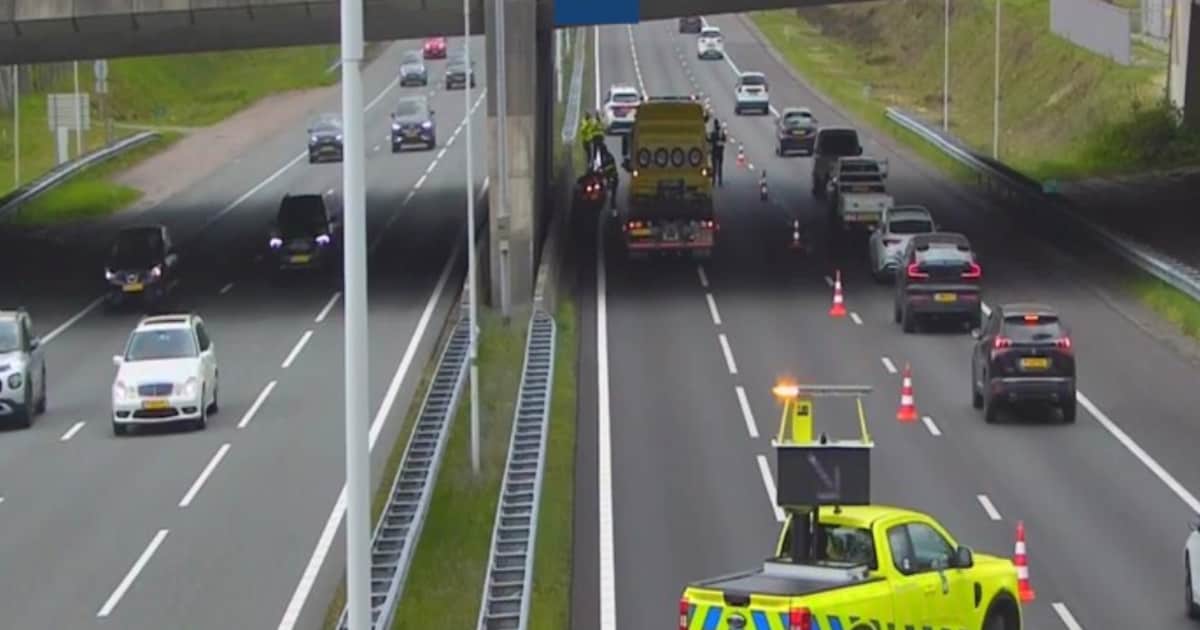 Auto op zijn kant op de A12 bij Driebergen, flinke vertraging richting Utrecht