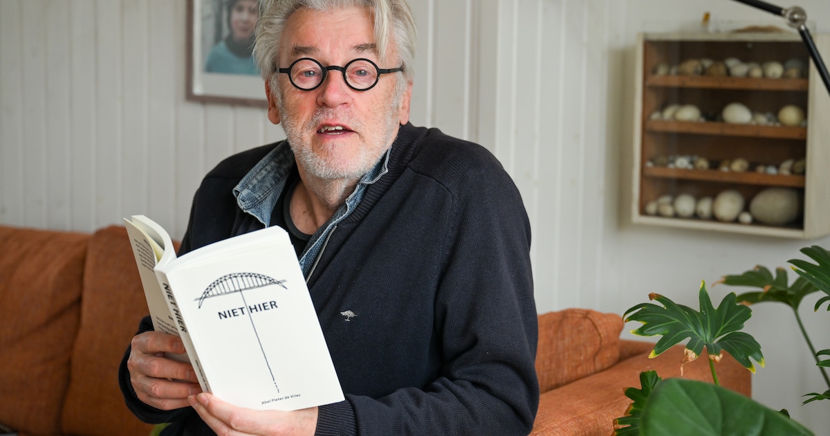 Abel de Vries debuteert op zijn 79ste met een thriller: ‘Ben gevoelig voor veren in mijn kont’