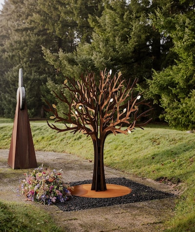 Nieuwe gedenkboom bij begraafplaats Moscowa in Arnhem