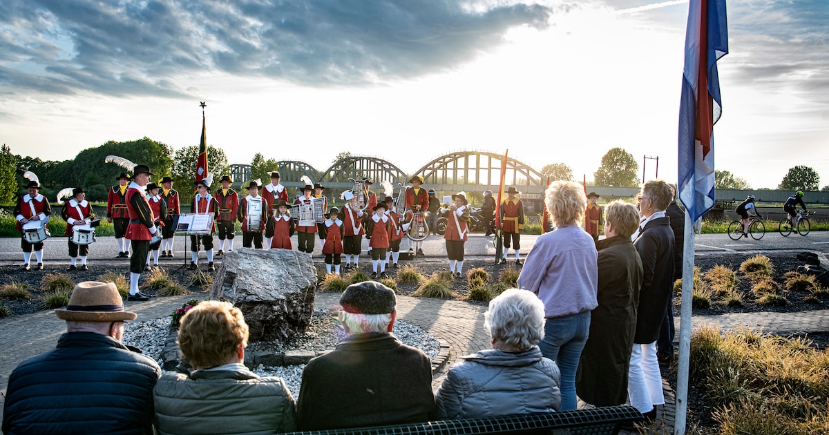 Stilte bij nieuw monument in Niftrik: ‘Zij herinneren ons er aan hier de vrede te bewaren’