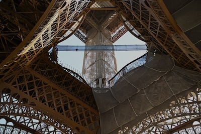 Eiffeltoren krijgt een opvallende extra attractie: een tijdelijke hangbrug