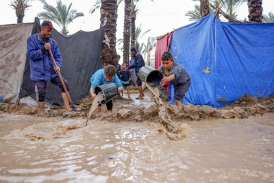 Storm Bryan overspoelt tentenkampen in Gaza: baby overleden en zwaarste regen nog verwacht