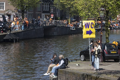 Woonbootbewoners over Koningsdag: ‘Als we geen oogje in het zeil houden, pissen ze door de brievenbus en in onze planten’