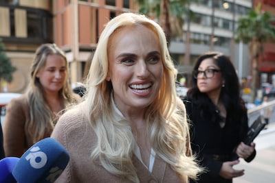 Rebel Wilson ontkent dat ze naaktfoto van actrice heeft gelekt, claim noemt ze ‘schandelijk’