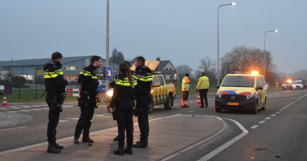 Automobilist stapt na botsing uit en wordt aangereden in Heerewaarden, traumahelikopter landt niet