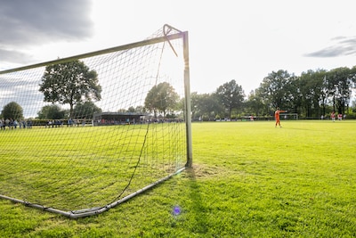 Keeper slaat drie tanden uit mond van minderjarige voetballer