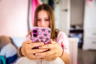 Bijna kwart jongeren heeft schulden, met dank aan sociale media: ‘Influencers zeggen: je moet geld voor je laten werken’