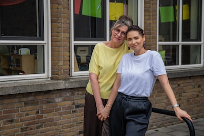 Hanae (41) vindt na oproep in AD eindelijk ‘haar’ juf Ilse terug: ‘Dat ik van betekenis was, voelt als een cadeau’