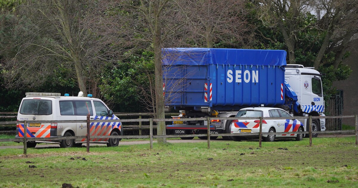 Grote politie-inval met pantservoertuig bij boerderij in Overasselt: vermoedelijk drugslab ontdekt