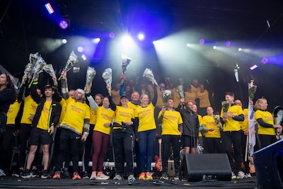 LIVE Bevrijdingsdag | Zangeres Karsu gilt van de spanning in helikopter, vrijheidsvuur in Vlissingen ontstoken