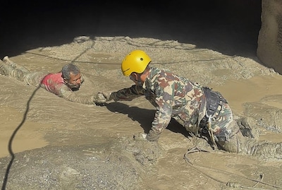LIVE Overstromingen Nepal | Dodental loopt op tot 750, reddingswerkers proberen honderden mensen in tunnels te bereiken