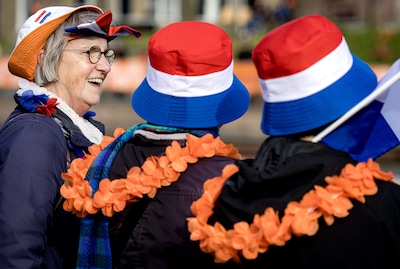 LIVE Koningsdag 2026 | Steeds meer Oranjefans langs de route in Dokkum, Pieter-Christiaan begint met Fries hardlooprondje