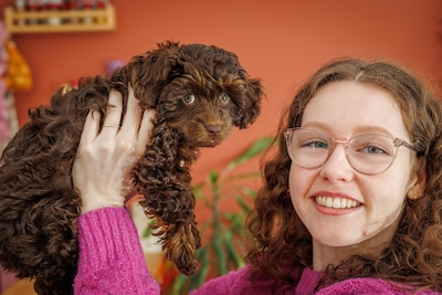 Bo (26) droomt van een treinrit naar haar moeder, maar zonder Nuki zit ze opgesloten in huis