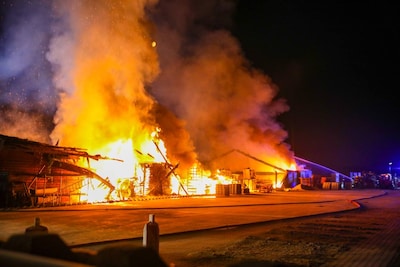Bedrijfshal verwoest door grote brand
