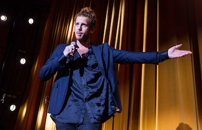 Cabaretier Patrick Laureij wil geen hulphond in de zaal tijdens optreden, show stilgelegd
