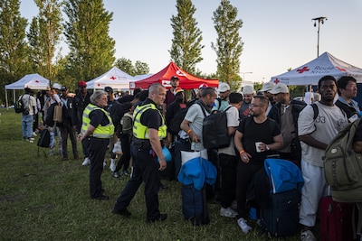 Groningen biedt nog voor één nacht opvang aan asielzoekers Ter Apel, Rode Kruis bezorgd: ‘Ze zijn uitgeput’