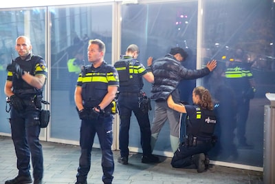 Meerdere gewonden na bloedig geweld in centrum • ‘Acht jongeren aangehouden’ • Wapens gevonden bij verdachten