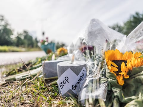 Bloemen liggen langs de Holterbergweg ter nagedachtenis aan de 17-jarige Lisa, die hier overleed.