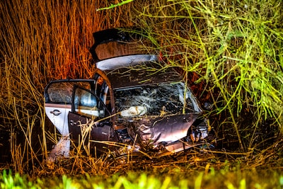 Twee gewonden bij eenzijdig ongeval op afrit A50: auto eindigt zwaar beschadigd in sloot