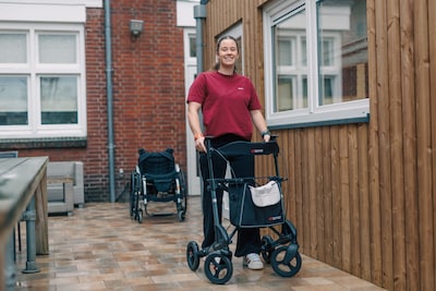 Nooit meer lopen? Dat zullen we nog weleens zien, dacht Isa na haar skiongeluk: ‘Ik ben zo trots’